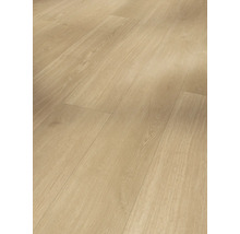 Lagt laminatgolv med träutseende