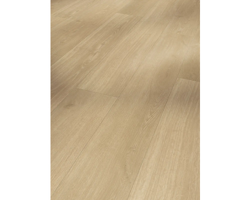 Lagt laminatgolv med träutseende