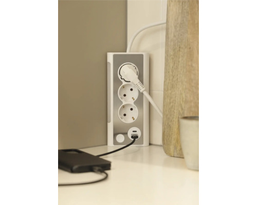 Grenuttag med USB-port och anslutna enheter