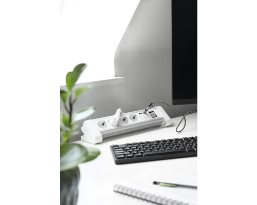 Grenuttag med USB-port på skrivbord