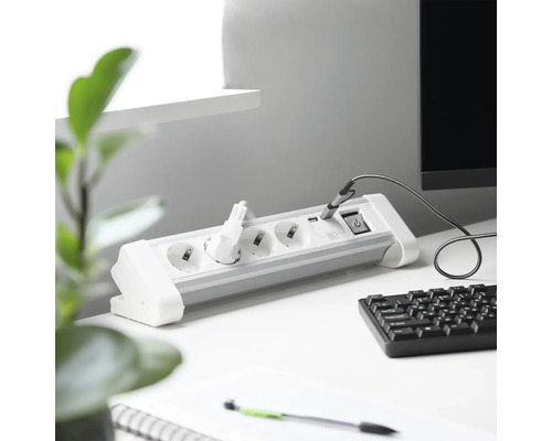 Grenuttag med USB-portar på ett skrivbord