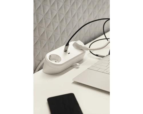 Grenuttag med anslutna kablar på ett skrivbord