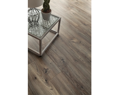 Lagt laminat i träutseende med sidobord