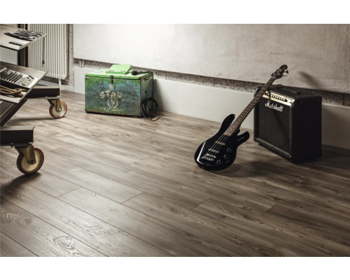 Golv med trädekor, svart basgitarr och förstärkare med Marshall Logo