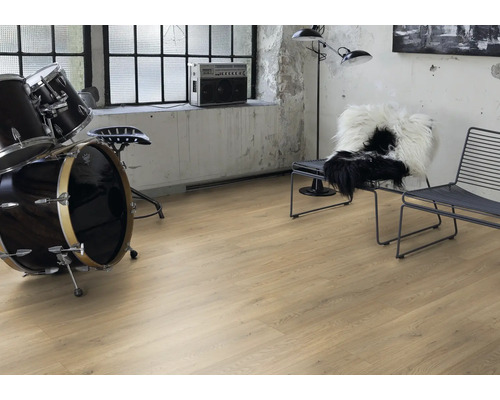 Ljust trägolv i ett rum med ett trumset och stolar.