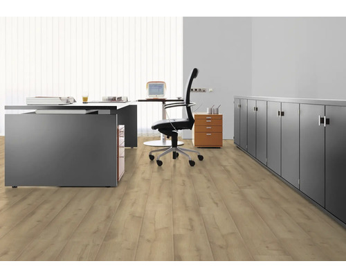 Ljust kontor med skrivbord, kontorsstol, byrå och laminatgolv