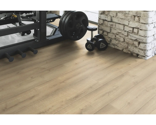 Ljust trägolv i ett gym med vikter och träningsutrustning