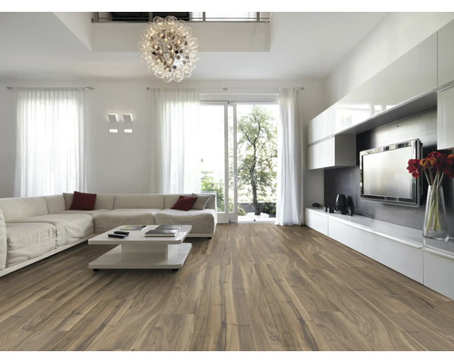 Vardagsrum med soffa, bord och trägolv