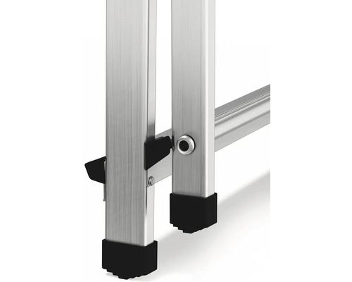 Detaljvy av en aluminiumstege med gummifötter