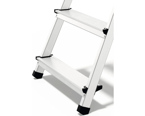 Detaljvy av en aluminiumstege med två steg och säkerhetsfötter.