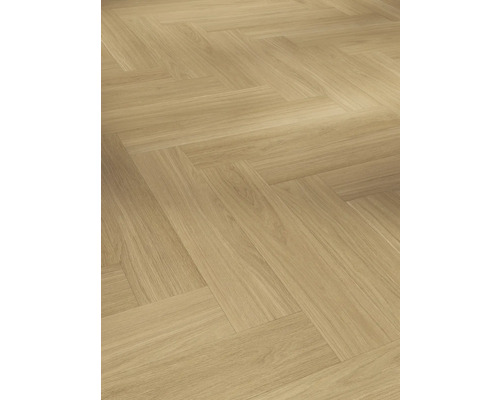 Läggning av ljus parkett i fiskbensmönster