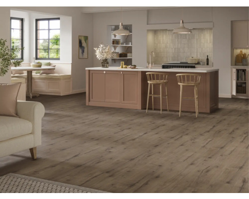 Ljust vardagsrum med trägolv, köksö och sittplatser vid fönstret