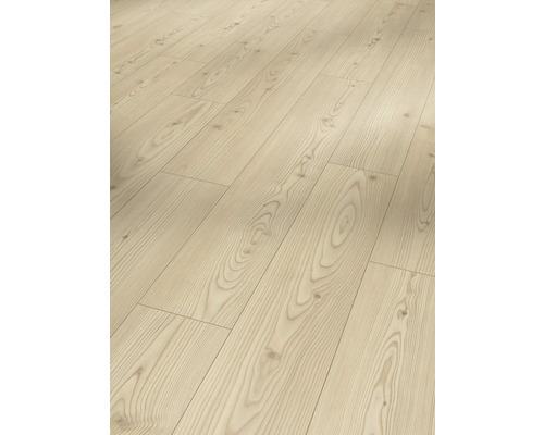 Lagt laminatgolv med träutseende