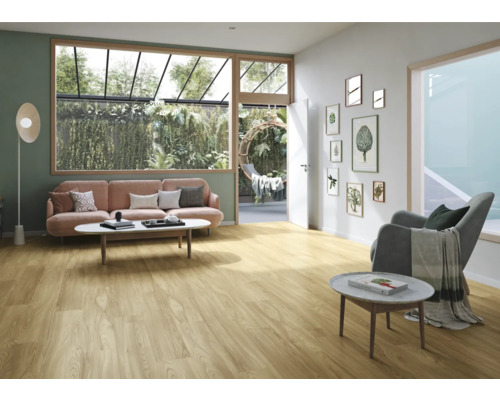 Ljust vardagsrum med trägolv, soffa och utsikt över trädgården