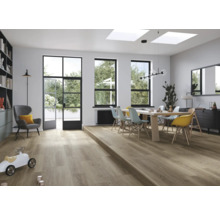 Ljust vardagsrum med trägolv, matbord och stolar