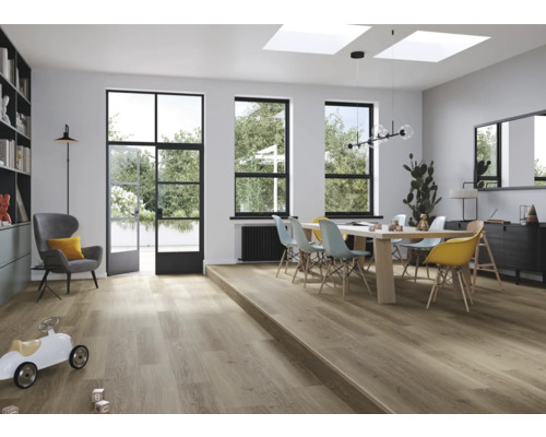 Ljust vardagsrum med trägolv, matbord och stolar