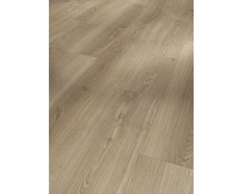 Närbild av laminatgolv med träutseende.