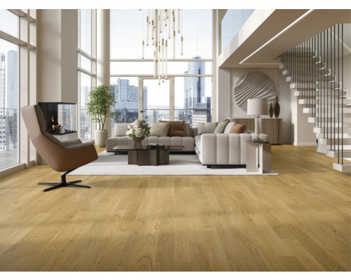 Ljust vardagsrum med parkettgolv, soffa, fåtölj, trappa och panoramafönster