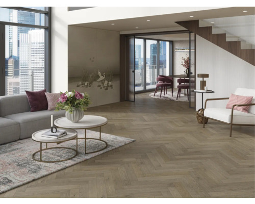 Ljust vardagsrum med soffa, bord och fiskbensparkett