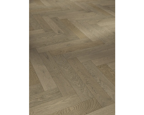 Parkett lagt i fiskbensmönster.