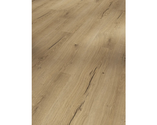 Närbild av laminatgolv med träutseende