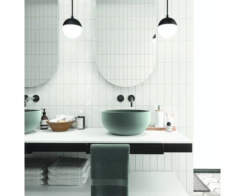 Badrum med handfat, spegel och belysning