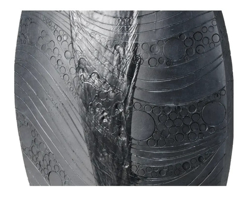 Närbild av en vas med ett mönster av cirklar och linjer.