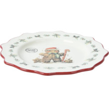 Tallrik med pepparkaksmotiv och röd kant för juldekorationer.