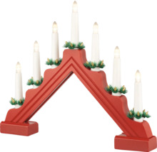 Röd ljusstake med sju elektriska ljus och grangrönt