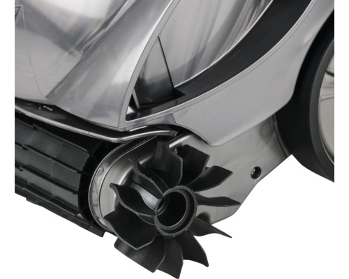 Detaljvy av en poolrengörare med borstar