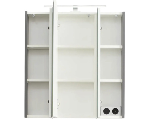 Öppet spegelskåp med tre dörrar och hyllor