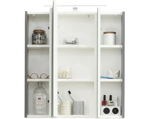 Öppet spegelskåp med flera hyllor och diverse badrumsartiklar