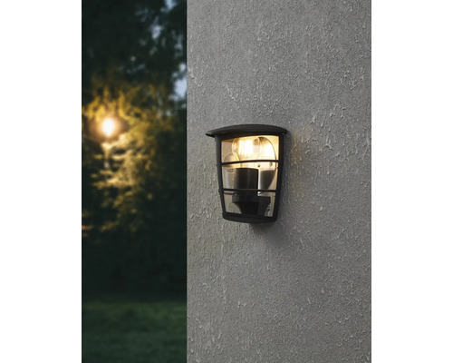 Utomhusvägglampa på en fasad