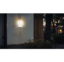 Belyst utomhusvägglampa på en husvägg