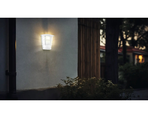 Belyst utomhusvägglampa på en husvägg