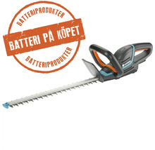 Gardena Logo på en batteridriven häcksax med långt svärd och ergonomiskt handtag, samt märke som informerar om att batteri ingår vid köp.