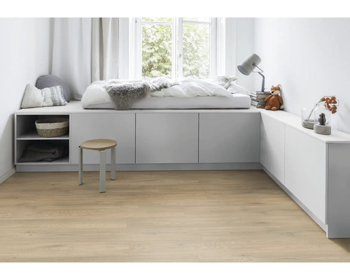 Ljust rum med trägolv, vit plattform med säng, förvaringsutrymmen och pall