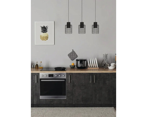 Kök med ugn, spishäll, pendellampor och dekoration