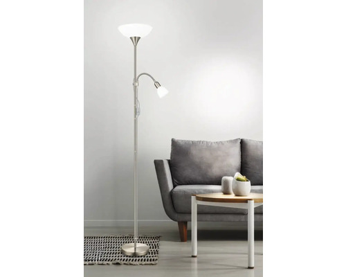 Golvlampa med läsarm i vardagsrummet