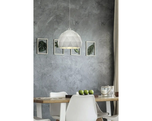 Pendellampa över matbord i modern matsal