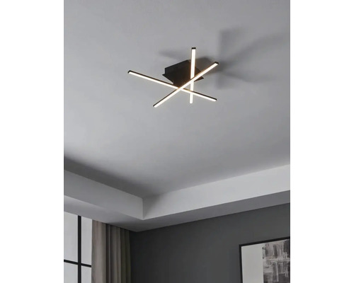 Taklampa med linjär design i vardagsrummet