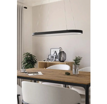 Matsal med matbord och oval taklampa