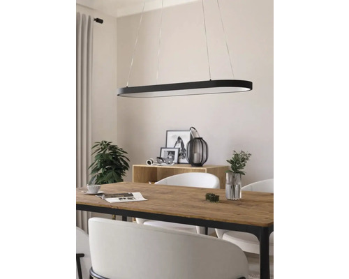 Matsal med matbord och oval taklampa