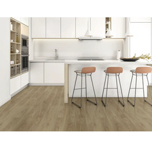 Ljust kök med vita skåp, disk, barstolar och laminatgolv