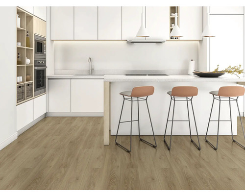 Ljust kök med vita skåp, disk, barstolar och laminatgolv