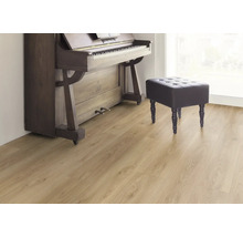 Ljust laminatgolv med piano och pall