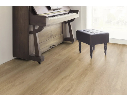 Ljust laminatgolv med piano och pall