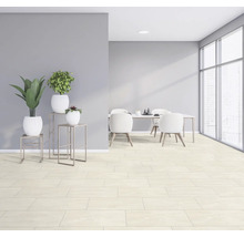 Ljust, rymligt rum med matbord, stolar, växter och klinkergolv