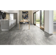 Ljust rum med köksö, matbord och grått golv med kakeldesign