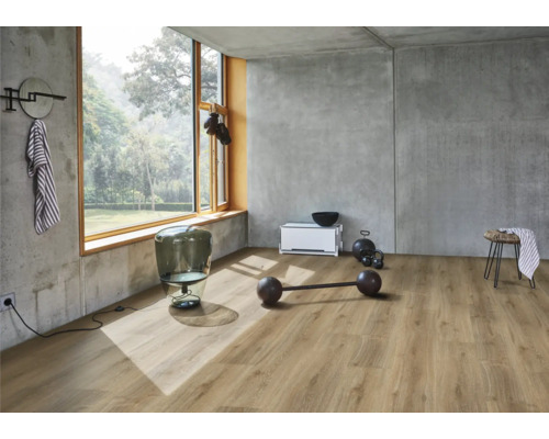 Ljust rum med sportutrustning och trägolv